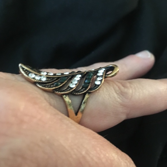 🌻3 for $20🌻 Leaf Crystal Ring - Picture 4 of 7